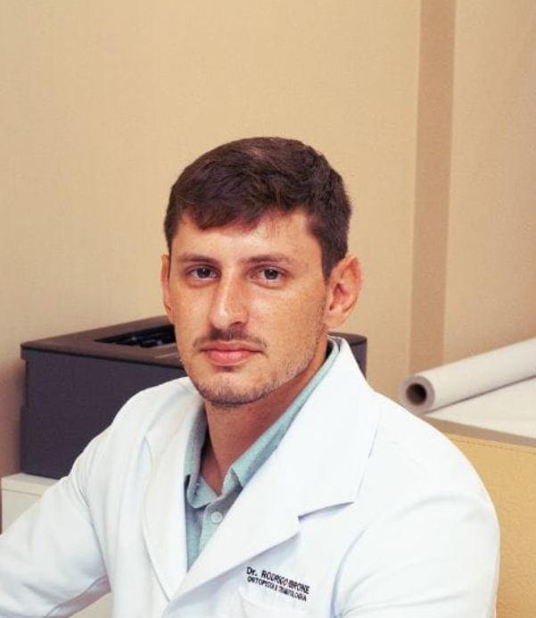 Dr. Rodrigo Perrone no Consultório